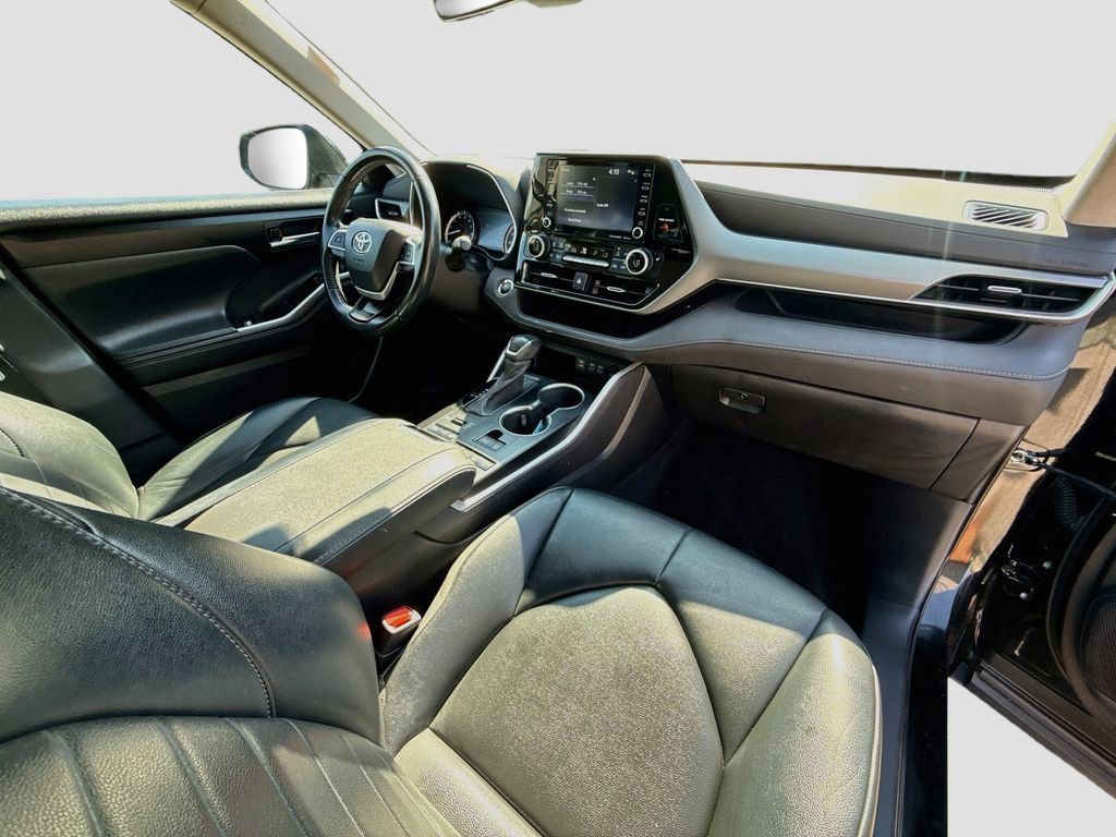 Used 2022 Toyota Highlander XLE AWD/4WD image 33