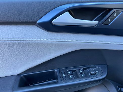 Used 2024 Volkswagen Taos SE image 12