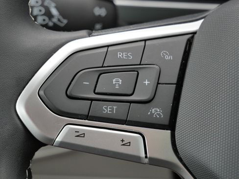 Certified 2023 Volkswagen Tiguan SE R-Line image 32