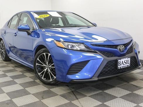 Used 2018 Toyota Camry SE image 2