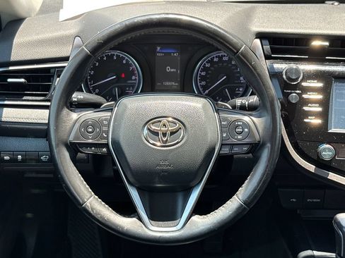 Used 2020 Toyota Camry SE w/ Convenience Package FWD image 14