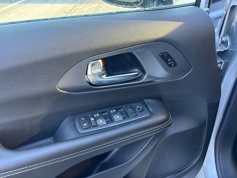 New 2026 Chrysler Pacifica Select image 3