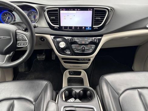 Used 2023 Chrysler Pacifica Touring-L image 15