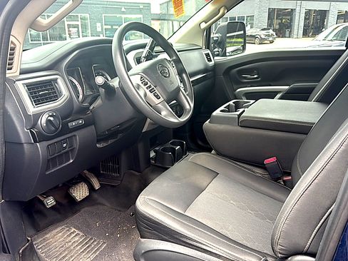 Used 2017 Nissan Titan SV w/ Heavy Duty GAWR Package AWD/4WD image 6