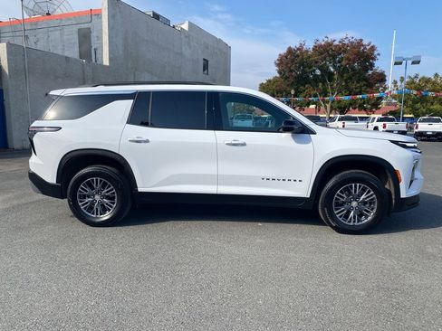 Used 2025 Chevrolet Traverse LT image 5
