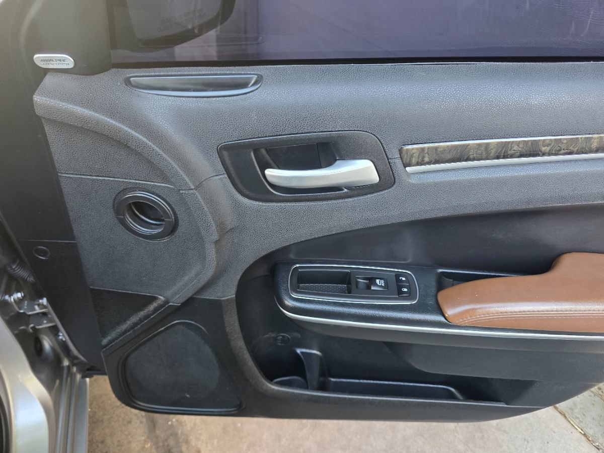 Used 2018 Chrysler 300 Limited RWD image 37