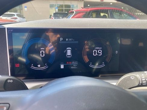 Used 2025 Hyundai Tucson SE image 6