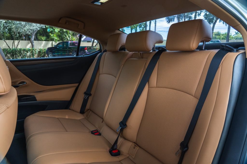 Used 2025 Lexus ES 300h w/ Premium Package FWD image 22