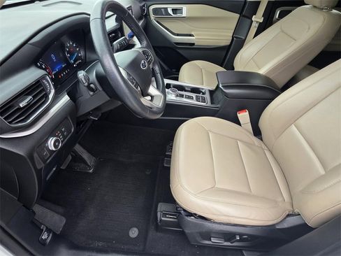 Used 2021 Ford Explorer XLT w/ Equipment Group 202A image 8