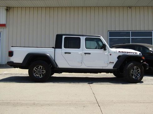Used 2024 Jeep Gladiator Mojave AWD/4WD image 2