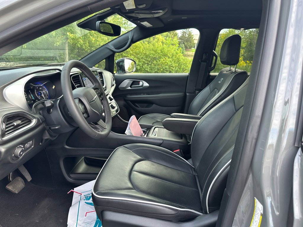 Used 2025 Chrysler Pacifica Limited FWD image 9