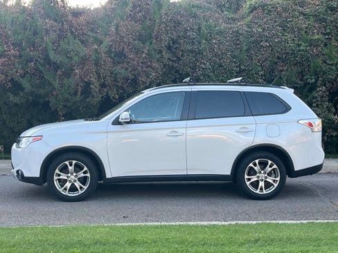 Used 2015 Mitsubishi Outlander SE image 2