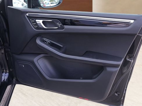 Used 2025 Porsche Macan image 29