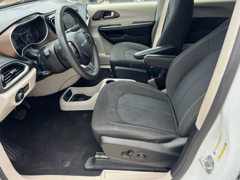Used 2022 Chrysler Voyager LX FWD image 9