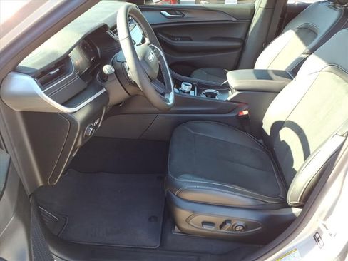 New 2025 Jeep Grand Cherokee L Altitude image 10