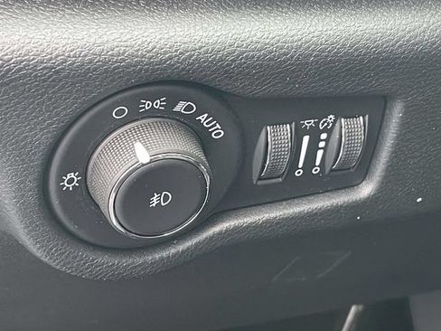 Used 2026 Chrysler Pacifica Select FWD image 19