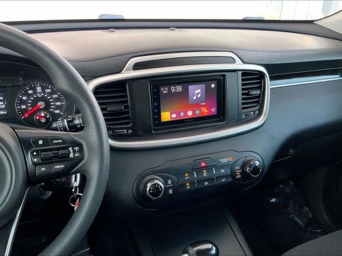 Used 2017 Kia Sorento LX image 7