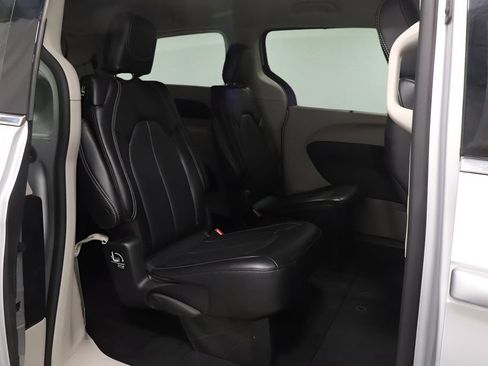 Certified 2024 Chrysler Pacifica Touring-L FWD image 14