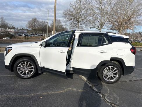 Used 2024 GMC Terrain SLT image 9