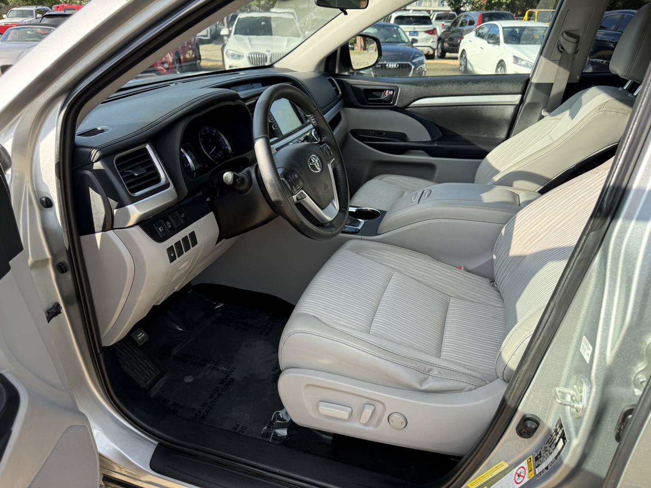 Used 2019 Toyota Highlander Plus FWD image 9