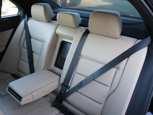 Used 2013 Mercedes-Benz E 350 4MATIC Sedan image 19