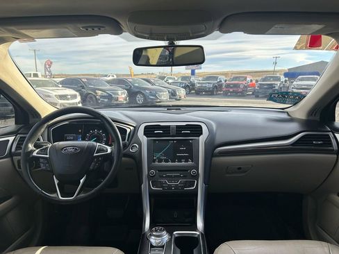 Used 2017 Ford Fusion SE w/ Fusion SE Technology Package image 12