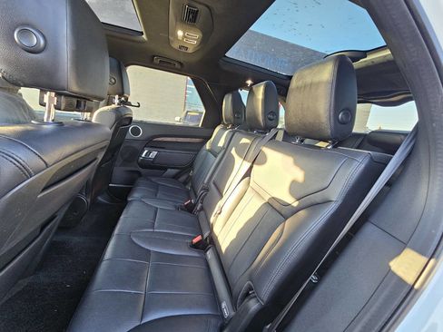 Used 2019 Land Rover Discovery HSE image 12