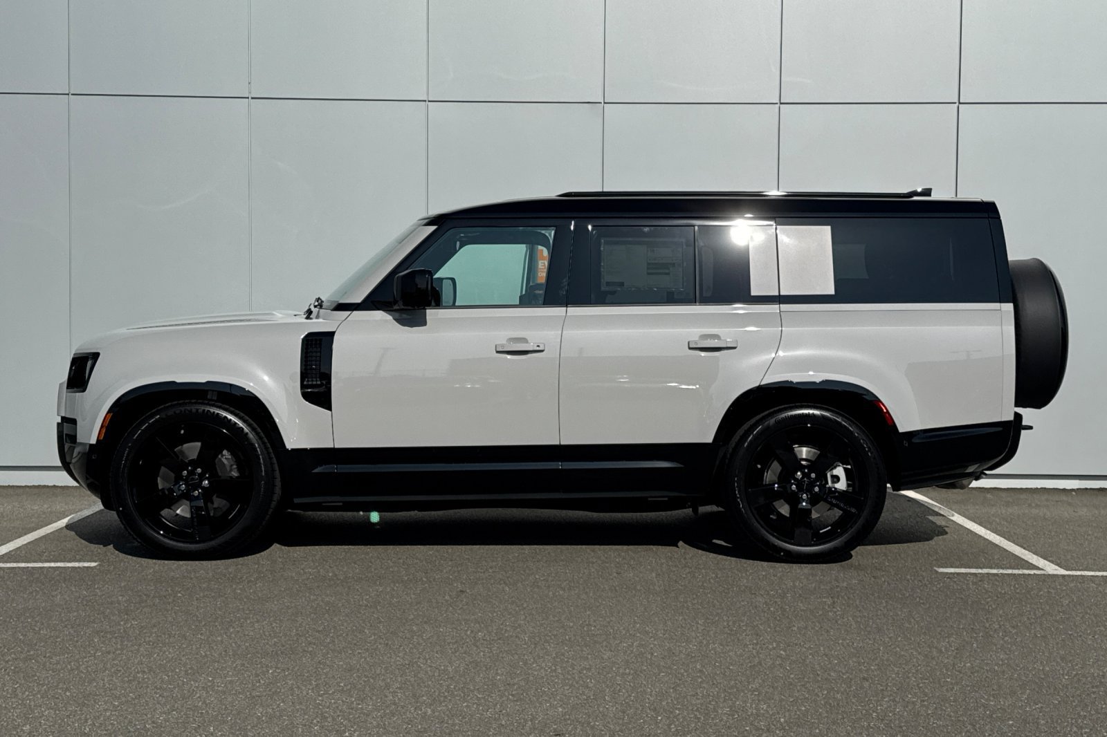 New 2026 Land Rover Defender 130 X-Dynamic SE AWD/4WD image 2