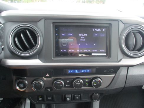 Used 2023 Toyota Tacoma SR5 w/ Technology Package AWD/4WD image 19