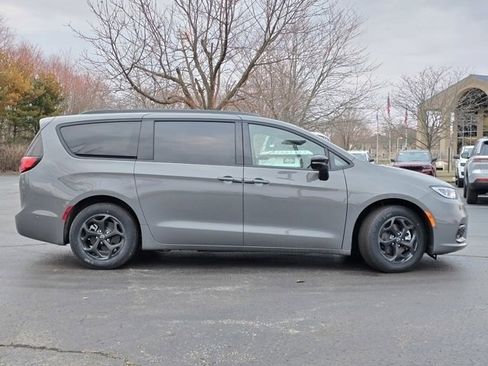 Used 2025 Chrysler Pacifica Premium image 26