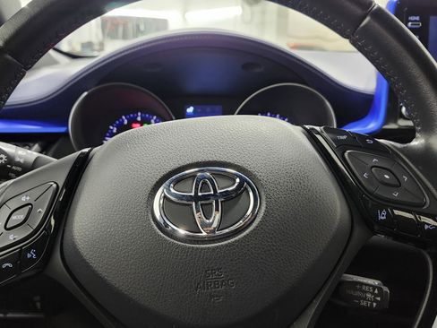 Used 2022 Toyota C-HR XLE image 22