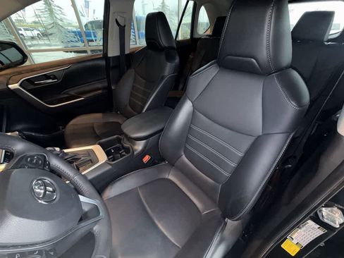 Used 2023 Toyota RAV4 XLE Premium image 10