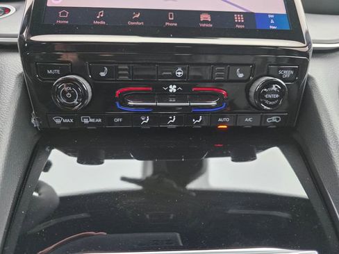 Used 2025 Jeep Grand Cherokee L Limited w/ Black Appearance Package image 19