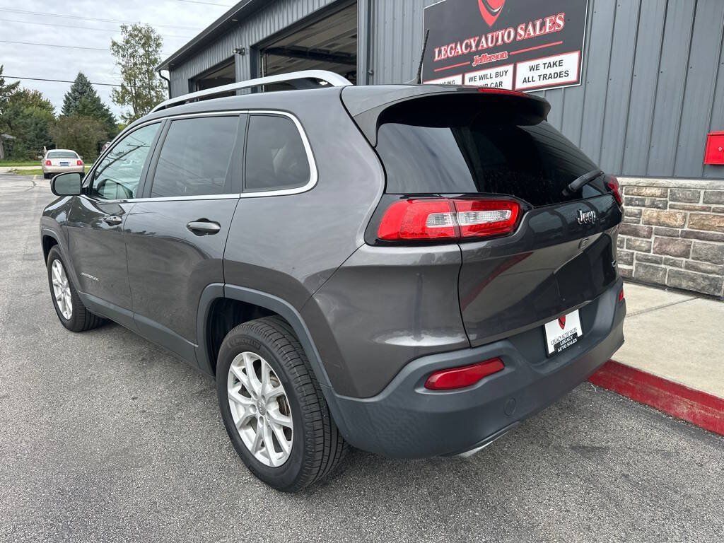 Used 2018 Jeep Cherokee Latitude Plus w/ Cold Weather Group FWD image 3