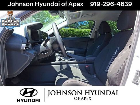 Used 2025 Hyundai Elantra Hybrid FWD image 12