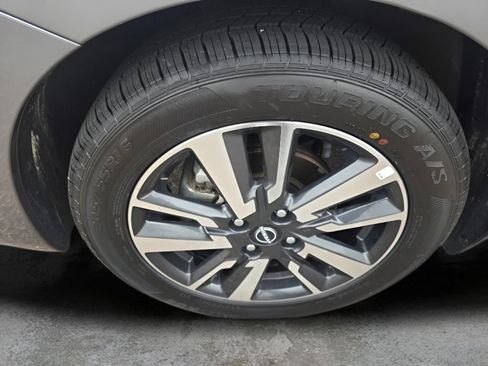 Used 2025 Nissan Versa SV FWD image 29