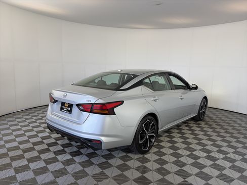 Used 2024 Nissan Altima 2.5 SR FWD image 10