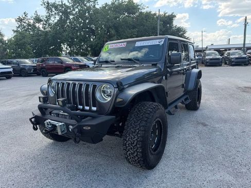 Used 2018 Jeep Wrangler Unlimited Sahara image 2