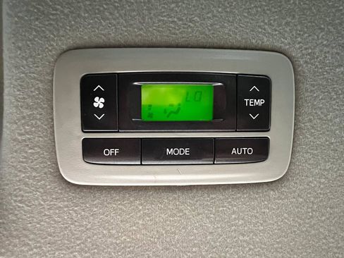 Used 2013 Toyota Sienna XLE image 26