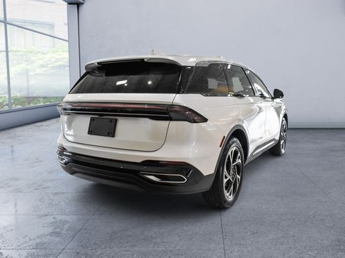 Used 2025 Lincoln Nautilus Premier AWD/4WD image 6