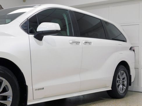 Used 2021 Toyota Sienna XLE image 16