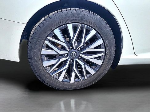 Used 2023 Nissan Altima 2.5 SV FWD image 9