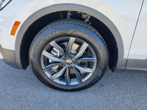 Used 2023 Volkswagen Tiguan SE w/ Panoramic Sunroof Package FWD image 23