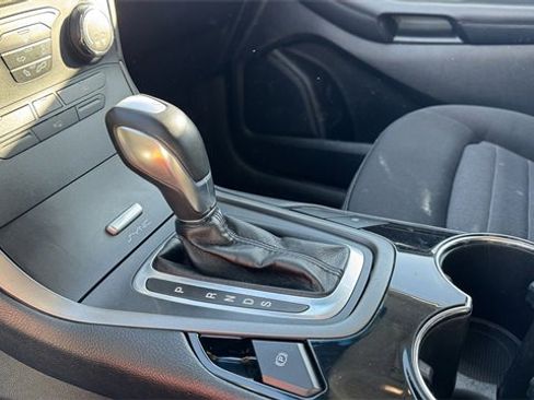 Used 2017 Ford Edge SE image 25