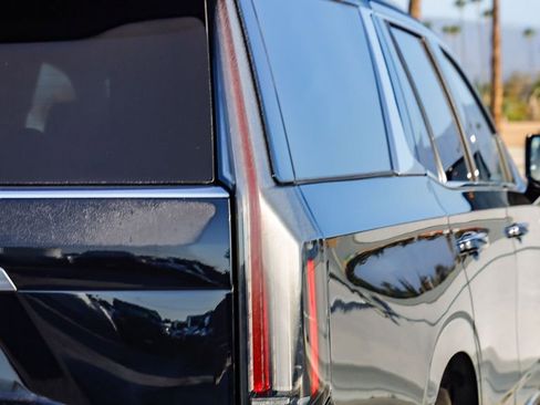 Used 2025 Cadillac Escalade Premium Luxury image 10