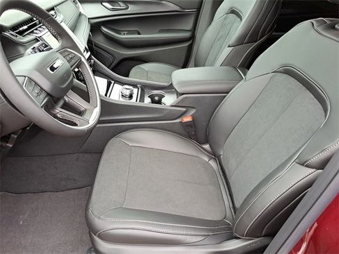 New 2025 Jeep Grand Cherokee Altitude image 16