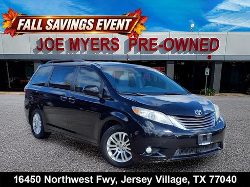 Used 2017 Toyota Sienna XLE Premium FWD image 1