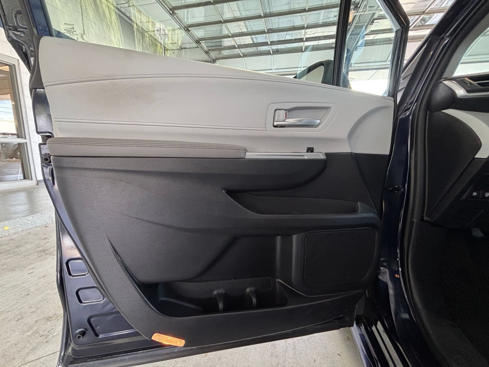 Used 2025 Toyota Sienna XLE FWD image 18