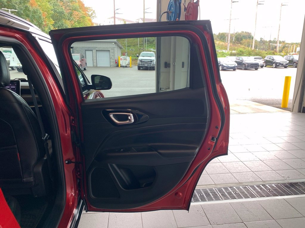 Used 2025 Jeep Compass Trailhawk AWD/4WD image 18