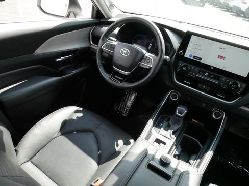 Certified 2024 Toyota Grand Highlander AWD image 9